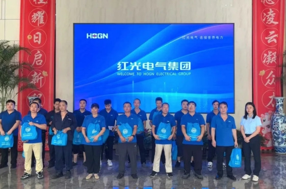 2025年7月 【“夏送清凉”举行时】乐清经济开发区总工会慰问AG8亚洲国际游戏集团电气集团生产一线